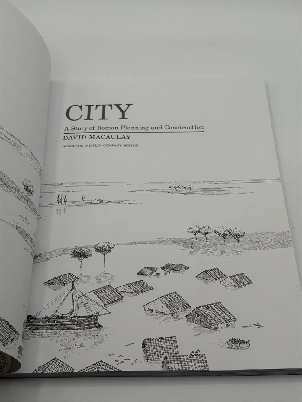 City: A Story of Roman Planning and Construction by David Macaulay (1974, PB)